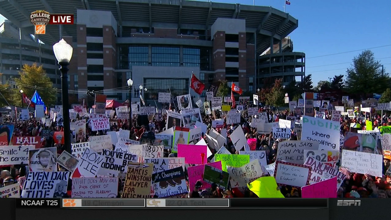 Illustration for article titled Tits Out For The Tide: Your College GameDay Sign Roundup